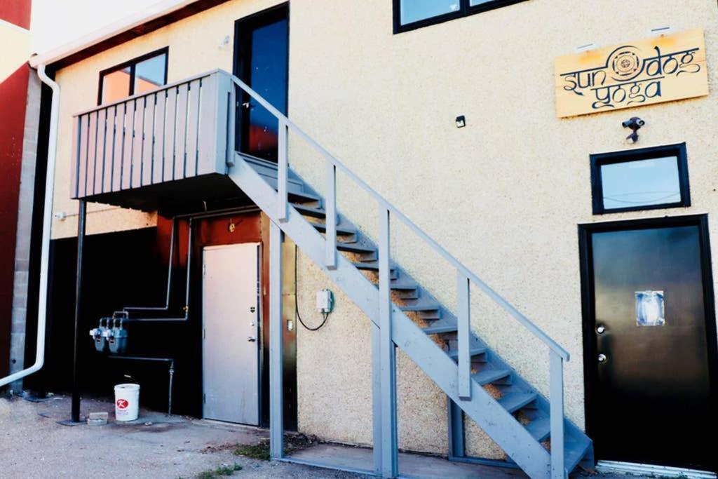 Sun Dog Manor Apartment Maple Creek Екстериор снимка